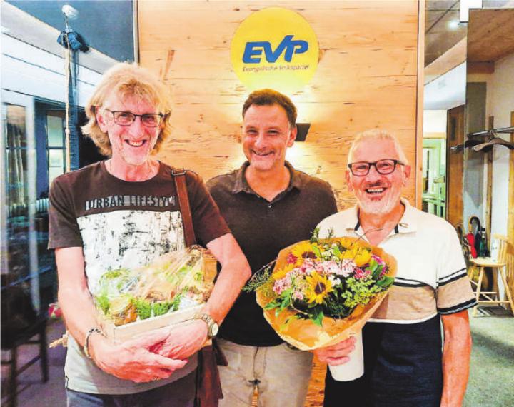 Der abtretende Kassier Urs Schär (links) und der neue Peter Krüsi (rechts) umrahmen Parteipräsident Mathias Dietz.