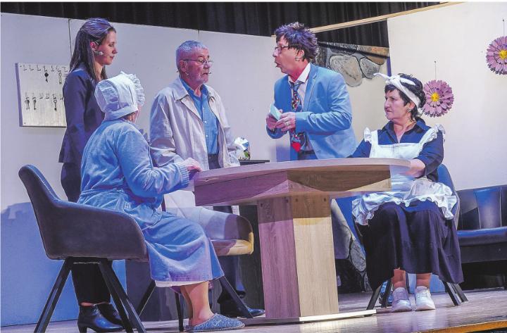 Theatergäng mit witzigem Verwirrspiel «Mord im Bluemehof» auf der Bühne. Bild: Sabine Schönenberger