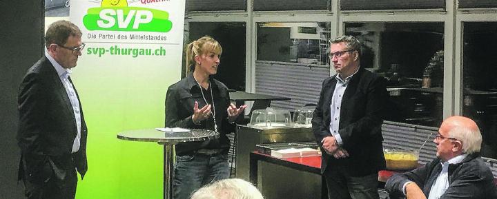 Jakob Stark, Diana Gutjahr und Stefan Mühlemann (v.r.n.l.) blickten in der Tony Brändle AG in Wängi auf die letzte Session zurück. Bild: Ueli Graf