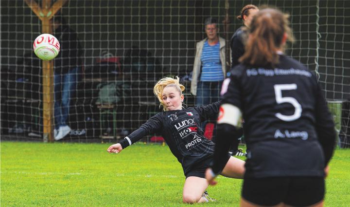 Markéta Lang in der Defensive. Bild: Michael Gnos, Swiss Faustball