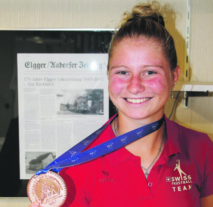 Lisa Walker strahlt zu Recht mit ihrer Bronzemedaille um die Wette. Bild: Melanie Henne-Issing