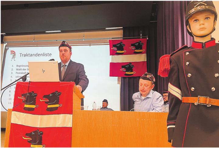 Toni Rebsamen, Präsident der Aschermittwochgesellschaft Elgg, begrüsst zur Generalversammlung (rechts Kassier René Schnyder). Bild: Bettina Sticher