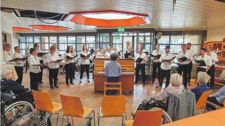Der CHORus ELGG bei einem Auftritt im Pflegezentrum Eulachtal. Bild: zVg
