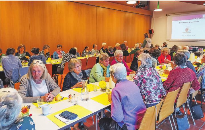 Über 50 Frauen kamen zum ökumenischen Frauezmorge. Die Stimmung war herzlich und offen. Bild: Sarah Stutte Über 50 Frauen kamen zum ökumenischen Frauezmorge. Die Stimmung war herzlich und offen. Bild: Sarah Stutte