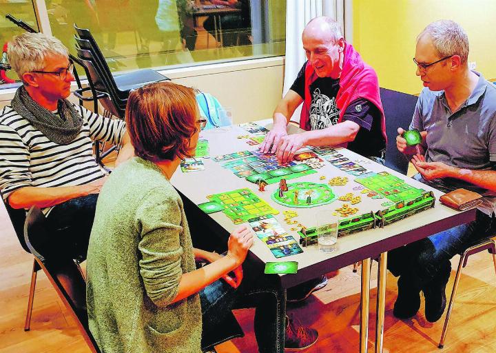 Am Spieleabend des Dorfvereins Elgg wurden Karten geschmettert, Würfel beschworen, Punkte gezählt, Mörder gesucht und viel Spass gehabt. Bild: zvg