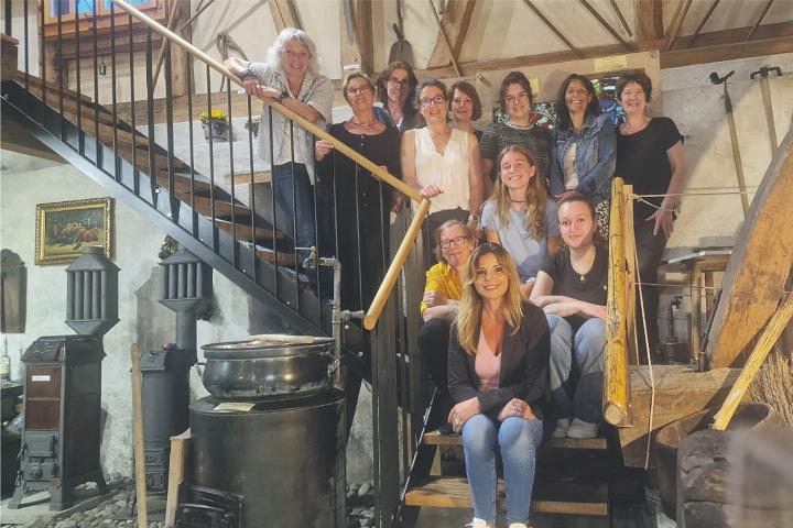 Strahlende Gesichter nach einer eindrucksvollen Führung: Die Teams der Vitalxund Drogerie und der «Elgger/ Aadorfer Zeitung» mit Präsidentin Renate Katterbach beim gemütlichen Ausklang im Heimatmuseum. Bilder: Emanuela Manzari, Marianne Burgener, Sarah Stutte