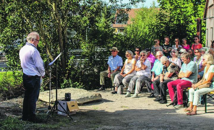 Markus Rohner liest vor der Untermühle Elgg seine «Spuren der Stille». Bild: Anja C. Wolfer Baka