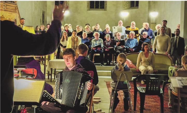 Maxime Thély führte am Freitagabend die erste musikalische Chorprobe mit allen Beteiligten durch. Bild: Marianne Burgener Maxime Thély führte am Freitagabend die erste musikalische Chorprobe mit allen Beteiligten durch. Bild: Marianne Burgener