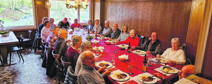 Fröhliche Gesichter beim monatlichen Mittagstisch im Restaurant Ochsen. Bild: Emanuela Manzari