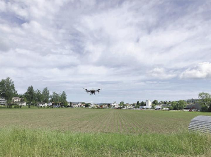 Nicht nur im Alltag, auch in der Landwirtschaft werden Drohnen eingesetzt. Das Absetzen von Dünger ist eine mögliche Variante. Bild: zvg