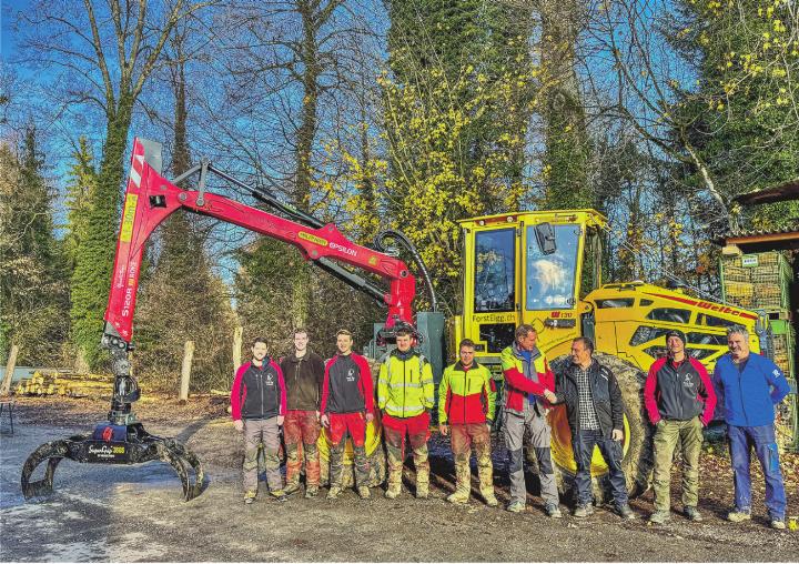 Das Team von Forst Elgg und Vertreter aus Behörde und Verkäuferfirma posieren vor dem neuen Schlepper. Bild: Marianne Burgener