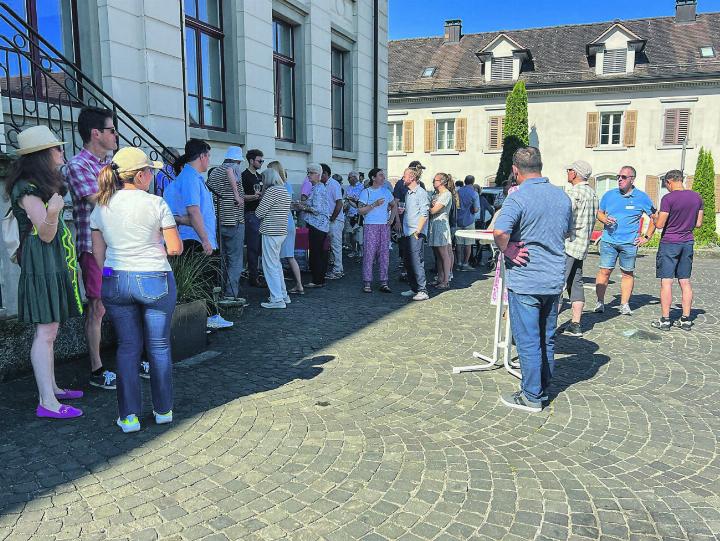 Apéro der Gemeinde für die Neuzuzügerinnen und Neuzuzüger vor dem Gemeindehaus Elgg.