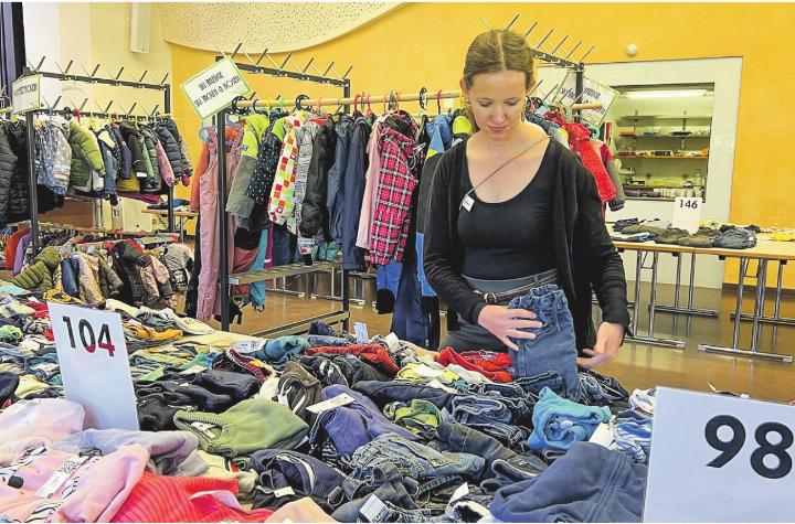 Teamleiterin Johanna Schuler beim Sortieren an der Kinder- und Spielzeugbörse im Werkgebäude in Elgg. Bilder: Bettina Sticher