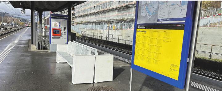 Seit Montag hat der Bahnhof Elgg eine zentrale Sitzbank. Bild: Bettina Sticher