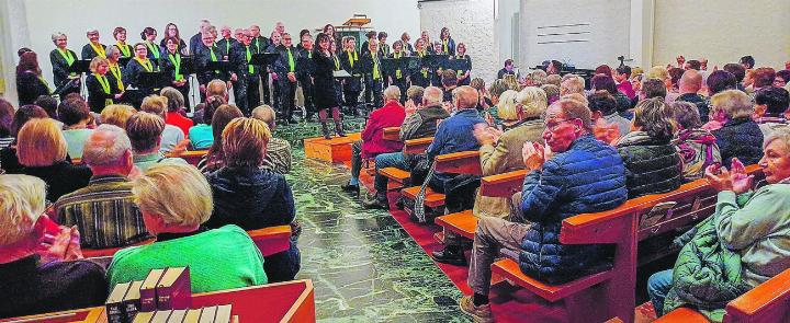 Der Chor überzeugte sein Publikum. Bilder: Kurt Lichtensteiger