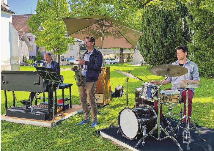 Pfarrer Stefan Gruden gestaltete eine «musikalische» Predigt, begleitet von Raffaele Lunardi (Saxophon), Marcel Thomi (Flügel) und Tobias Hunziker (Drums).