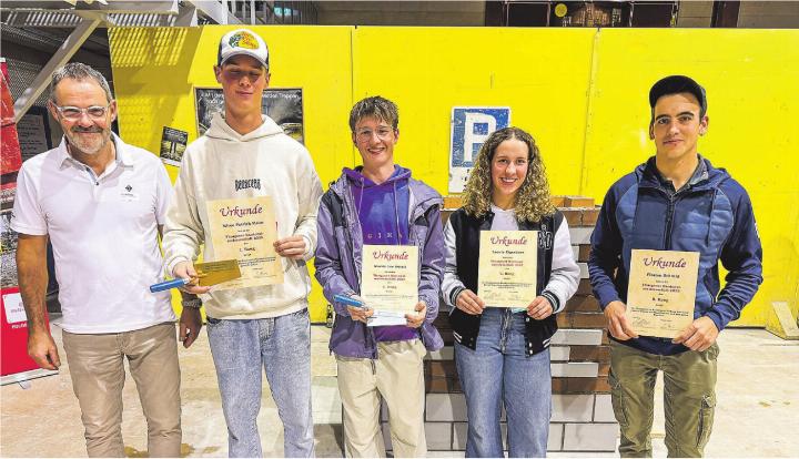 Ehrung der Kantonsbesten (v.l.): Instruktor Thomas Arpasi, Mirco Patrick Meier, Marvin Lee Küttel, Leonie Eigenheer und Florian Schmid. Bild: Werner Lenzin