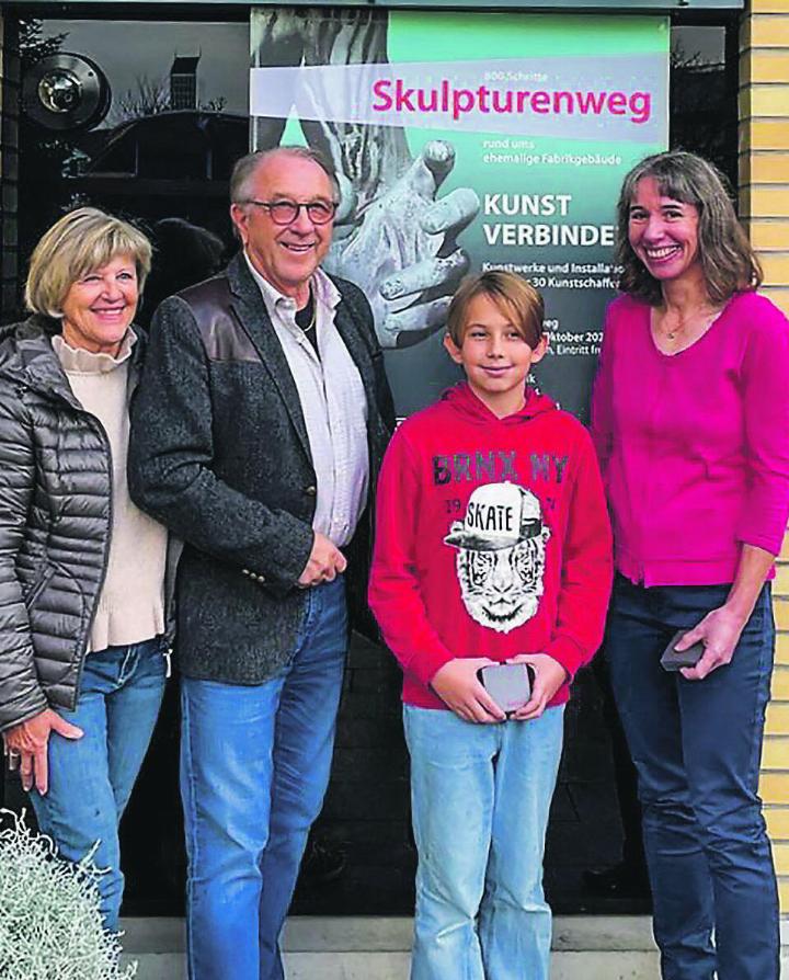 Übergabe der gesponsorten Goldvreneli: Die Kuratoren Gaby Gerber und Kurt Gerber, die glücklichen Gewinner Adrian Moser und Rosmarie Beyeler (v.l.n.r.). Bild: Kurt Gerber