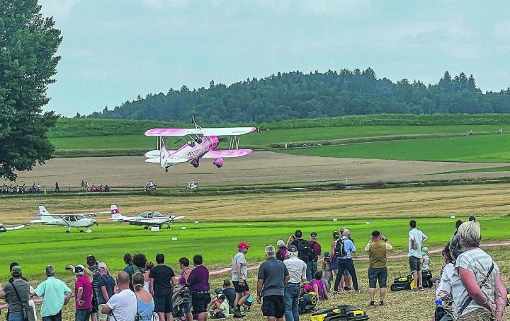 Das Flugfest Hagenbuch zog zahlreiche Besucherinnen und Besucher an. Bild: Bettina Sticher