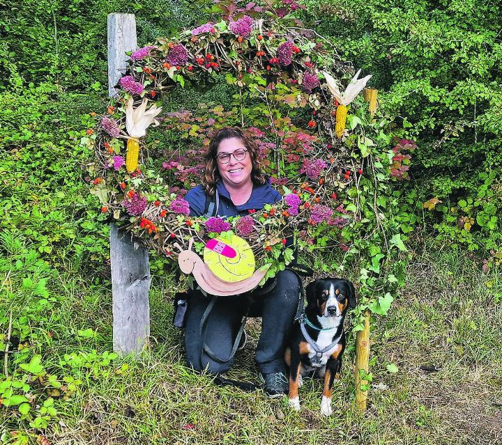 Unterwegs auf dem Bilderbuchweg sind Susanne Weber und ihre treue Begleiterin Billie. Bild: Emanuela Manzari