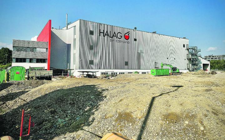 Die Firma Halag hat mit den Bauarbeiten für den An- und Erweiterungsbau auf dem mutmasslich ebenfalls belasteten Gelände bereits angefangen. Bild: Marianne Burgener