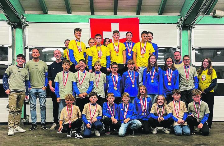 Auf einen Blick: Die glücklichen Medaillengewinnerinnen und -gewinner der diesjährigen Nachwuchsschweizermeisterschaften im Faustball. Bild: Anja Kündig