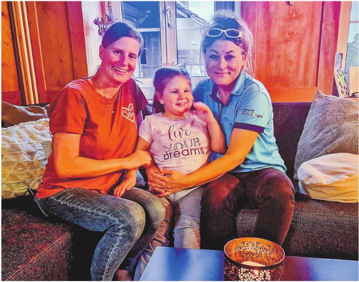 Vertrauensvolle Momente im Wohnzimmer: Stefanie Kumli (links) mit ihrer Tochter Leonie und Pflegefachfrau Franziska Gut von der Kinderspitex Joël. Vertrauensvolle Momente im Wohnzimmer: Stefanie Kumli (links) mit ihrer Tochter Leonie und Pflegefachfrau Franziska Gut von der Kinderspitex Joël.