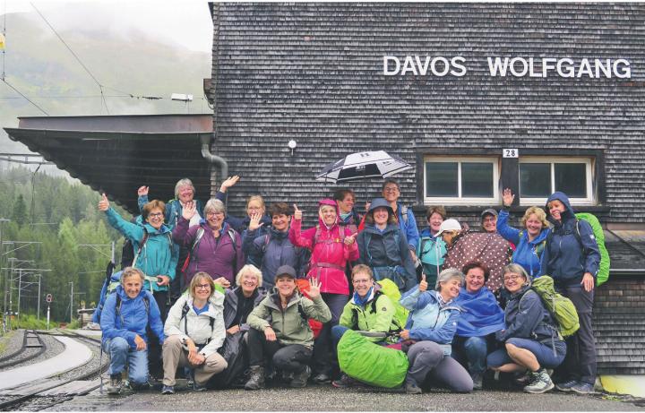 Start bei Nieselregen in Davos Wolfgang. Bilder: Sonja Bisang