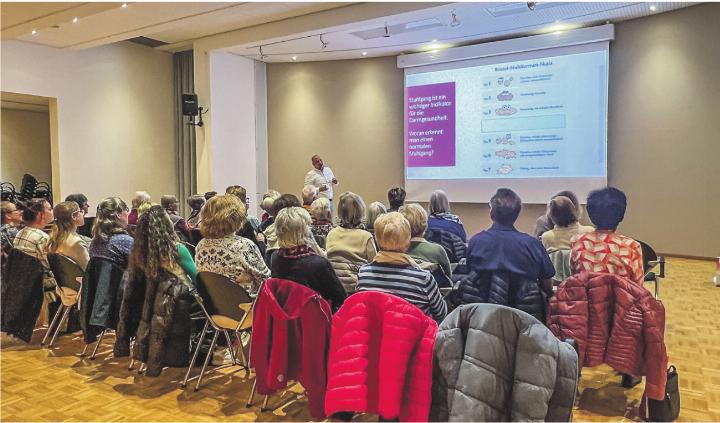 Ronny Hürlimann erklärt in seinem Vortrag in Aadorf den Einfluss des Darms auf unsere Gesundheit. Bild: Bettina Sticher Ronny Hürlimann erklärt in seinem Vortrag in Aadorf den Einfluss des Darms auf unsere Gesundheit. Bild: Bettina Sticher