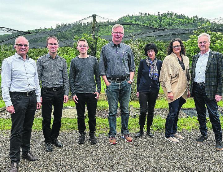 Von links: Präsident Andreas Ruckstuhl, Organist Rafael Rütti, Dominik Goldmann (neuer Sekretär), Gemeindeleiter Jürgen Kaesler; Mitglieder Kirchenpflege: Katharina Turan, Marina Woski, Robert Fretz. Bild: Hedi Lutz