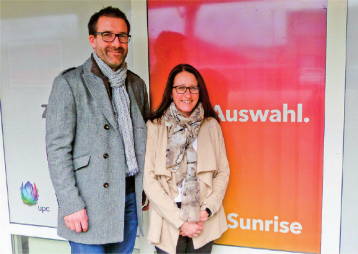 Präsident Claudio Ammann mit Shop-Beraterin Tanja Amstad. Bilder: Kurt Lichtensteiger