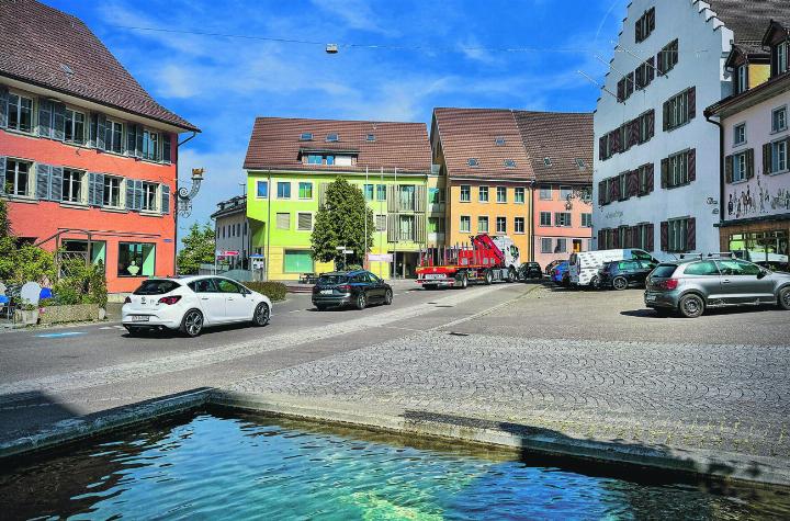Stehen auf dem Meisenplatz bald schattenspendende Bäume und bekommt der Brunnen jene Bühne, die ihm gebührt? Bild: Marianne Burgener