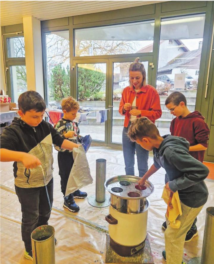 Schülerinnen und Schüler aus Häuslenen beim Kerzenziehen in Aadorf. Bild: zVg