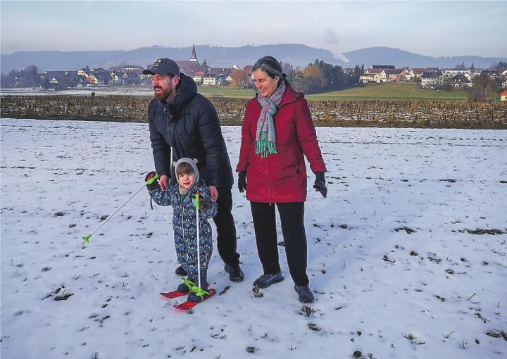 Drei Generationen vor der «Elgger Skyline». Leserbild: Irene Schmid, Elgg