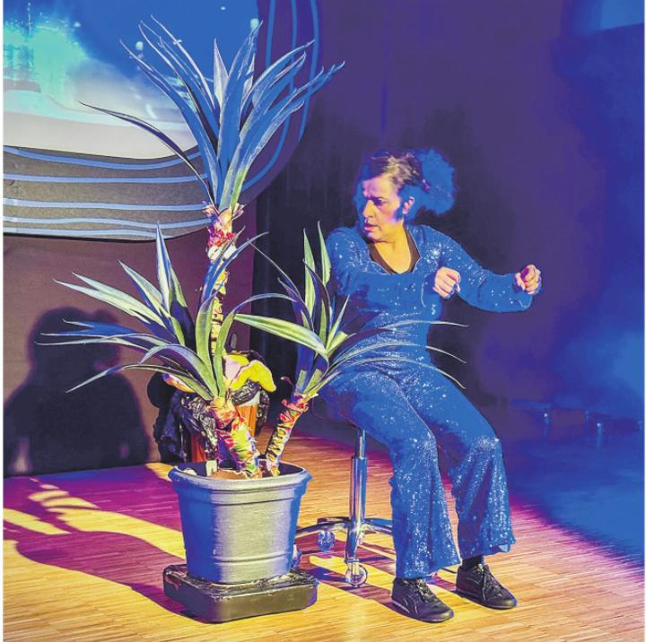 Autofahrt durch die Nacht. Der KI-Bot liefert sich mit Siri und dem Navigationsgerät einen Streit – Leidtragende natürlich Anet Corti. Autofahrt durch die Nacht. Der KI-Bot liefert sich mit Siri und dem Navigationsgerät einen Streit – Leidtragende natürlich Anet Corti.