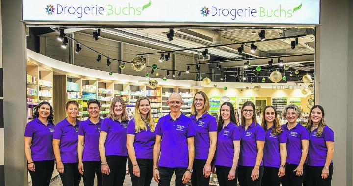 Das Team der Drogerie Buchs in Aadorf. In der Mitte: Geschäftsführer und Inhaber Roman Buchs. Bild: zVg