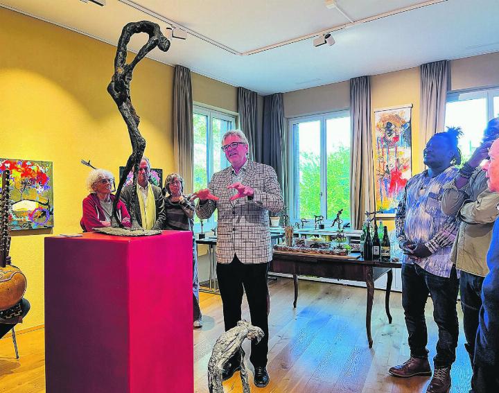 Michel Cuendet eröffnet die Ausstellung mit einer Ansprache.