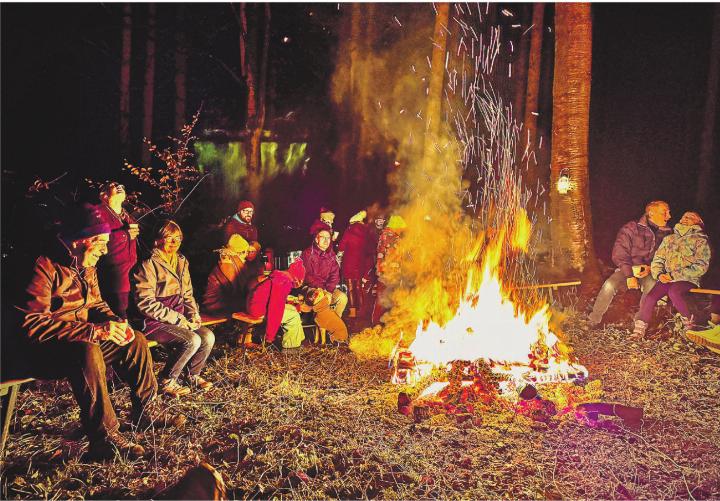 Stimmungsvolle Waldweihnachtsfeier mit allem, was dazugehört – heimtückische Brombeerranken inklusive. Bild: Marianne Burgener