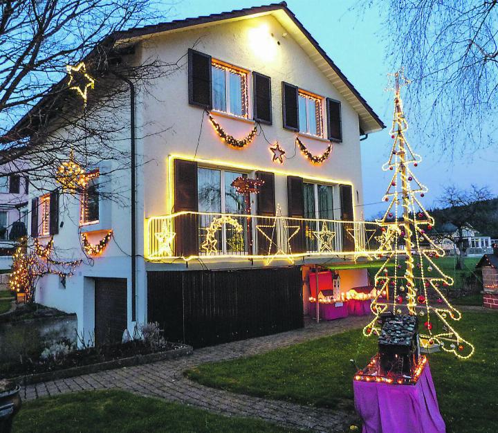 Rolf Baurs Haus erstrahlt (noch) in weihnachtlichem Glanz.