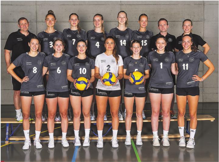 Im Einsatz für Volley Aadorf: Bartholet Liliane, Bürge Florina, Egger Michelle, Erni Anouk, Ilic Mia, Jana Keller, Lisa Leu ©, Loretan Anne-Sophie, Negri Kiana, Sarı Filiz, Valentina Tomyn, Elina Wanner, Zingg Seraina. Coaches: Dave Keller, Seraina Backer, Andi Maurer. Bild: zVg