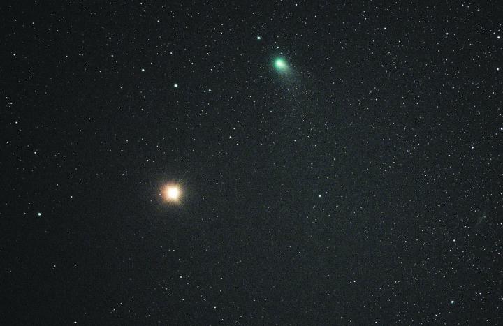 Der «Neandertaler-Komet» C/2022 E3 (ZTF) zeigte sich Anfang Jahr ziemlich unspektakulär am Abendhimmel. Links unten leuchtet der Planet Mars. Bild: Dani Luongo / Sternwarte Eschenberg