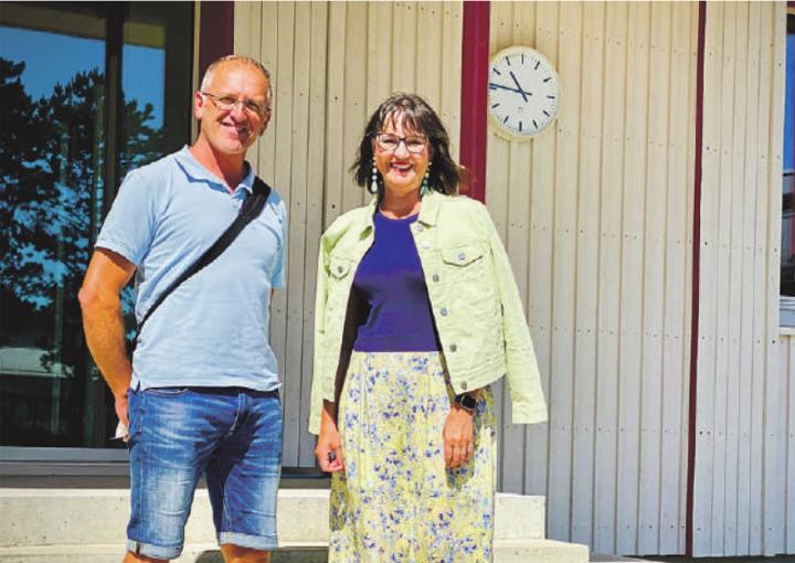 Armin Bähler und Monika Brühwiler vor dem brandneuen Schulgebäude im See. Bilder: Marianne Burgener