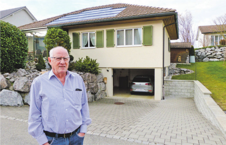 Sein Haus ist praktisch CO2-neutral – und darauf ist Ernst Müllhaupt mächtig stolz. Bild: Kurt Lichtensteiger
