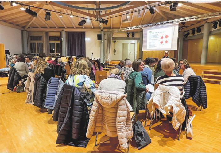 Rund 40 Personen nahmen am interaktiven Referat zum Thema Resilienz von Susanna Vogel-Engeli in Aadorf teil. Bild: Bettina Sticher