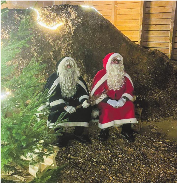 Samichlaus und Schmutzli zu Besuch in der Schnitzelhalle des Forsts Elgg. Bild: zVg