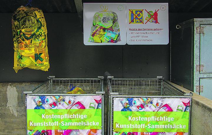 Neu können Kunststoffabfälle in Sammelsäcken auch in Elgg beim Werkgebäude in entsprechenden Gittern entsorgt werden. Bild: René Fischer