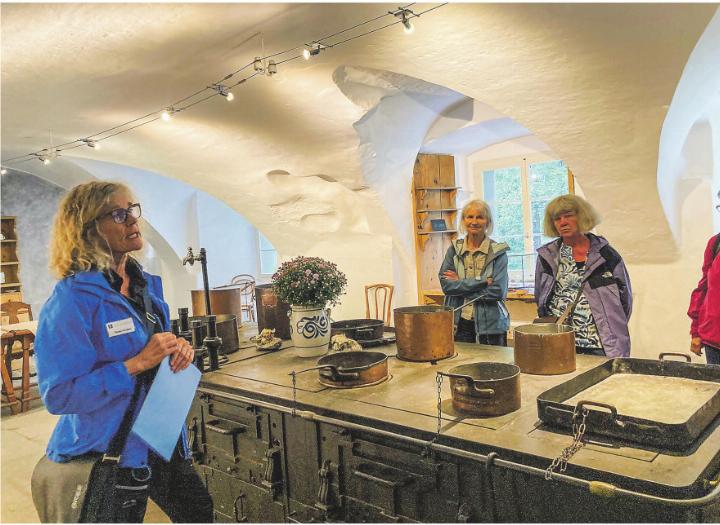 Denise Kirchner erklärt alte Restaurant Küche im Bad Pfäfers. Bilder: zVg