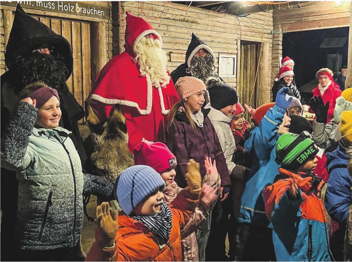 Der Samichlaus und sein Gefolge erfreuten auch dieses Jahr viele Kinder bei der Heidelberghütte in Aadorf. Bild: Bettina Sticher