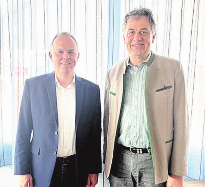Kurt Baumann (rechts) übergibt das Präsidium dem Ettenhausener Roman Engeler. Bild: zvg