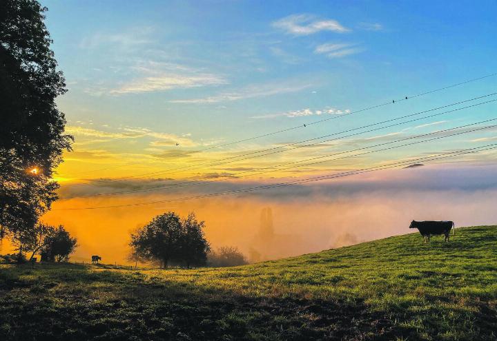 Ein wunderschöner, herbstlicher Sonnenaufgang oberhalb Hagenstal zum Wochenstart. Leserbild: Jan Fuchs, Ettenhausen